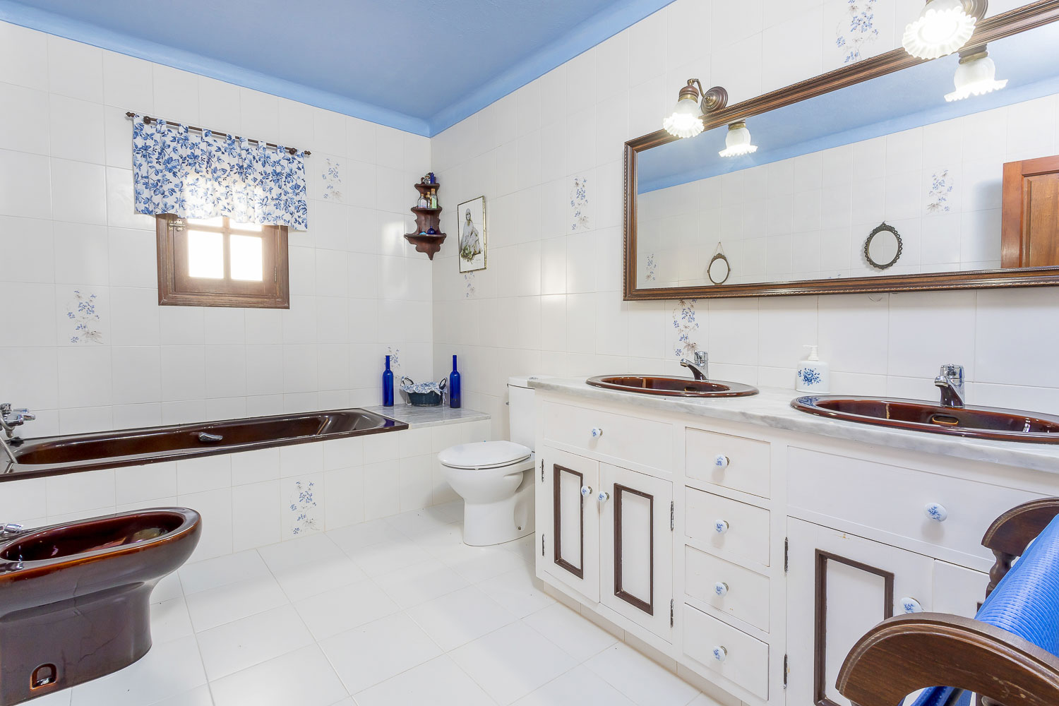 Gran cuarto de baño con dos lavabos en una villa en Ibiza